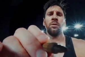 梅西两射一传率队取胜！近距离感受梅西在相机上签名