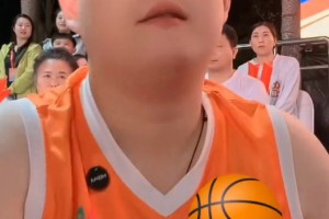 赵本山一来到东北明星篮球活动现场，就问：艾伦呢，艾伦呢？😂