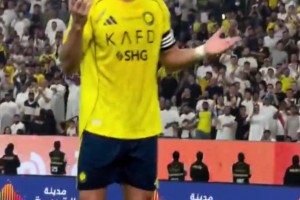 C罗回应客队球迷贴脸嘲讽：梅开二度+微笑指耳朵表示听不见