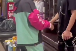 爷俩关系真好！郭艾伦一见到本山大叔，就拉着手不放了😂