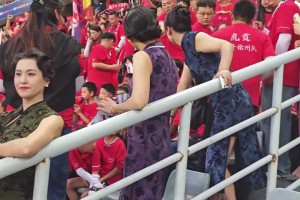 已错乱！实拍：工体看台上球迷起内讧，反引场下国安球员围观😓