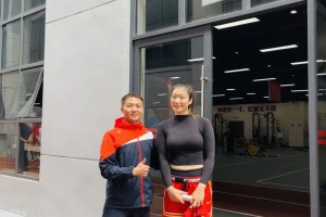 网友偶遇李梦并晒出合影：中国女篮李梦，人美心善。