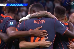 运气不错！奥古斯托打门击中对方防守球员弹入球网