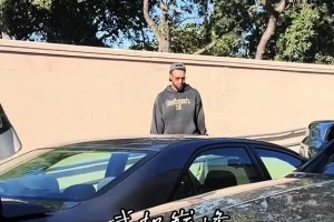 “只为多看一眼～库里离开时大批球迷等候在外面”，这人妻👍