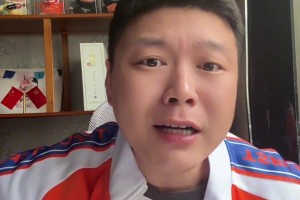 京味儿口音球迷晒自拍：不支持北京国安了，改支持山东泰山了😐