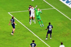 怀念多纳鲁马吗？巴黎门将出击失误，马赛球员头球破门！