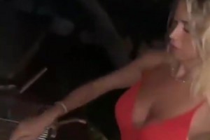 卡里乌斯老婆在烤肉时被一顿狂拍，得此老婆真是幸福美满🤩