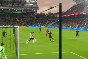 球门近距离视角，感受孙兴慜射门的力量和技术