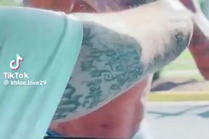 韦斯特球场外乞讨，好心的球迷给了他20美元