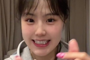 可爱哈！小宝李月汝跳手势舞：各位有什么倒忙需要我帮的吗