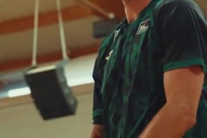 曾凡博上身篮网城市版球衣，这造型是真的帅！😎