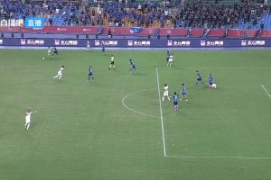 啥操作？南通支云球员放倒陕西联合外援后又一屁股坐在对方脖子上