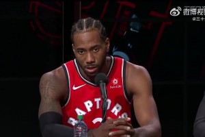 历史性时刻！去年湖人媒体日，詹姆斯与布朗尼一起拍合照