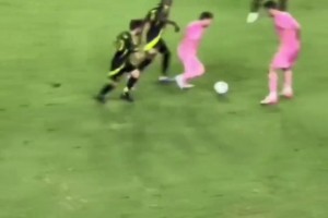 梅西太残暴了！过起人来连队友不放过😂