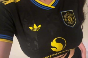 大老师穿着曼联球衣又在散发魅力，好身材根本掩盖不住😍