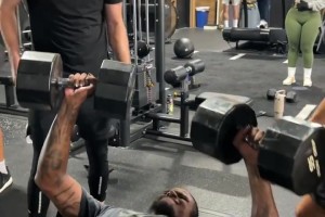 杰伦-格林用两个43公斤哑铃做卧推，有吧友能超过他吗？