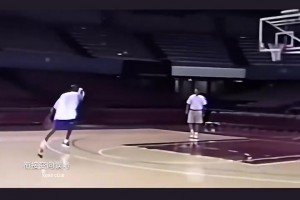 17岁的科比参加快船试训，命中率100%，左手三分跳投惊呆训练师。