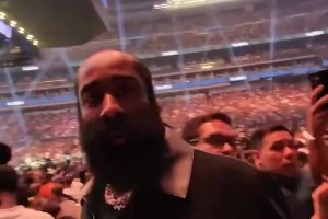 这人故意的吧😅离场时遭误认成勒布朗，哈登一脸不悦推开球迷！