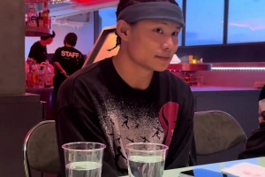 一般人搞不定！科密参加半程马拉松以双手运球方式完赛致敬科比