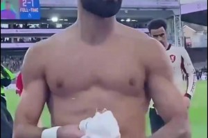 “卧底”实锤了😂！萨拉赫赛后大度把球衣给了水晶宫小球迷