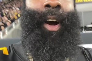 怼脸拍！登哥观战橄榄球，这大胡子上好多白胡须啊😭