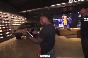 搁家开商场呢？布克车库墙上满是球衣球鞋珍藏！甲亢哥看傻了都！