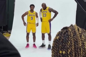 湖人媒体日 八村塁拿着手机偷拍詹姆斯和布朗尼父子的定妆照~