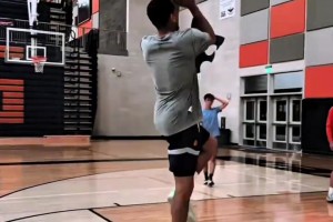 布克不是说下个科比吗？杨毅：他没有科比的身体素质和强硬的球风