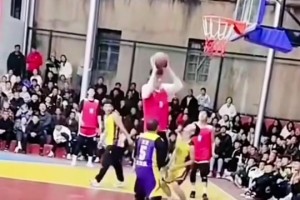 投篮真得可以练出来！贵州科比这底角三分投的真准啊！