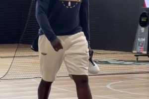 😨哥们儿你谁？暴瘦版锡安亮相训练营 害搁那秀扣篮😂