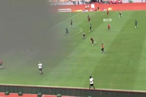 维尔茨在季前赛时出球贼快为加克波和迪亚斯造机会，现在却没融入