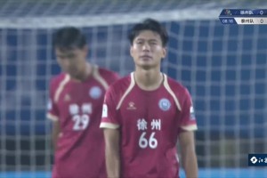 徐州队还了一个冷箭，球偏出球门