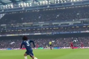 整场比赛库库雷利亚像猎豹一样盯着萨拉赫😂