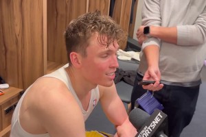 单臂炸裂补扣！克内克特盛赞：布朗尼那个扣篮真是太帅了！