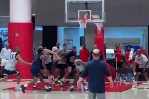 这就是登哥说的减负？小卡挡拆后助攻哈登命中三分，之前都是反过来的