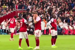 萨卡罚点球前约克雷斯说了什么？👀