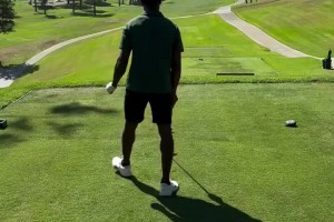 这水平如何哈？詹姆斯晒儿子布朗尼打高尔夫~