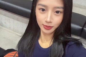 有·东西！李添荣未婚妻晒自己单手抓球：19cm巨掌