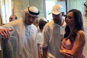 真有钱啊！内马尔携女友在迪拜购置价值4亿人民币豪宅！