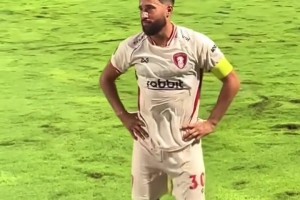 这场地一言难尽😂前英格兰国脚34岁汤森在泰国联赛踢球