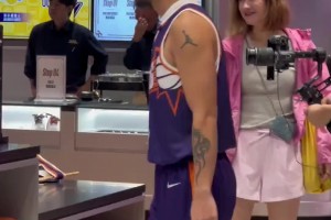 像啊！网友在澳门伦敦人偶遇到布克了 结果一开口才知道是国版哈