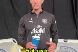 太治愈了！曼城球员接杯子的小游戏！这是谁发明的天才游戏！