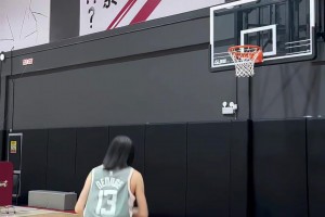 看看是谁来中国了？知道的是布冯，不知道的还以为是卖烧饼的😂