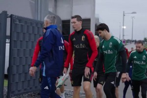 六亲不认的步伐！国家队训练中的快乐阿德耶米！