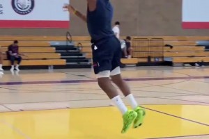 快船公开训练营哈登展示武器库 最后还玩了一手金鸡独立😂