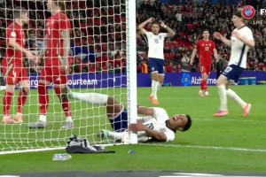 太痛了！沃特金斯包抄空门没有打进，大腿直接撞到立柱痛苦倒地！