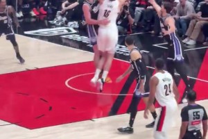 燃炸💥杨瀚森丝滑背运+背转身梦幻脚步上进！给尤班克斯上课！